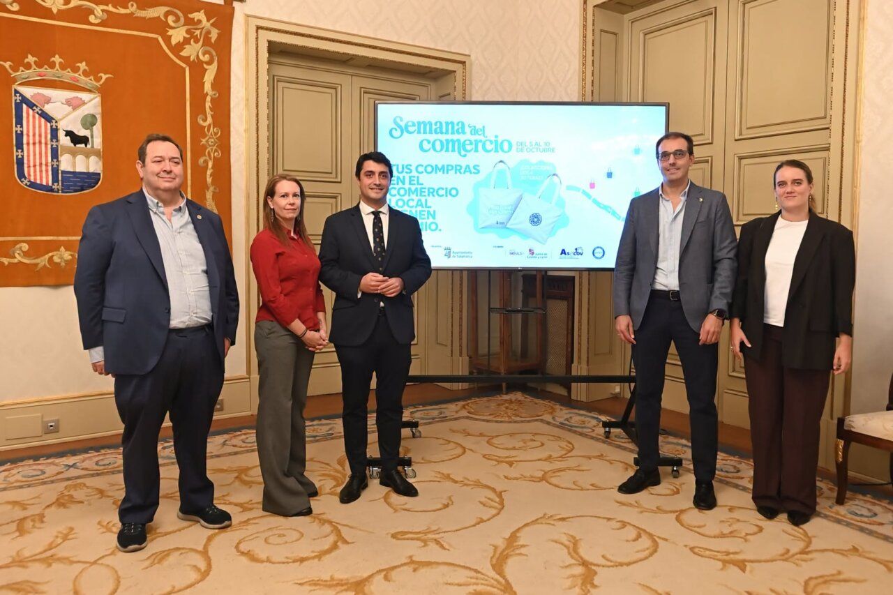 Evento de la Semana del Comercio en Salamanca con varias personas y una pantalla