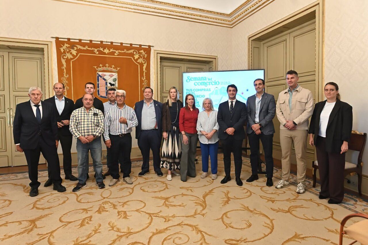 Grupo de personas en la presentación de la Semana del Comercio en Salamanca