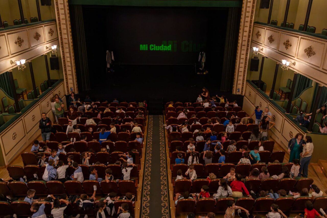 Vista del teatro con escolares participando en actividades de movilidad