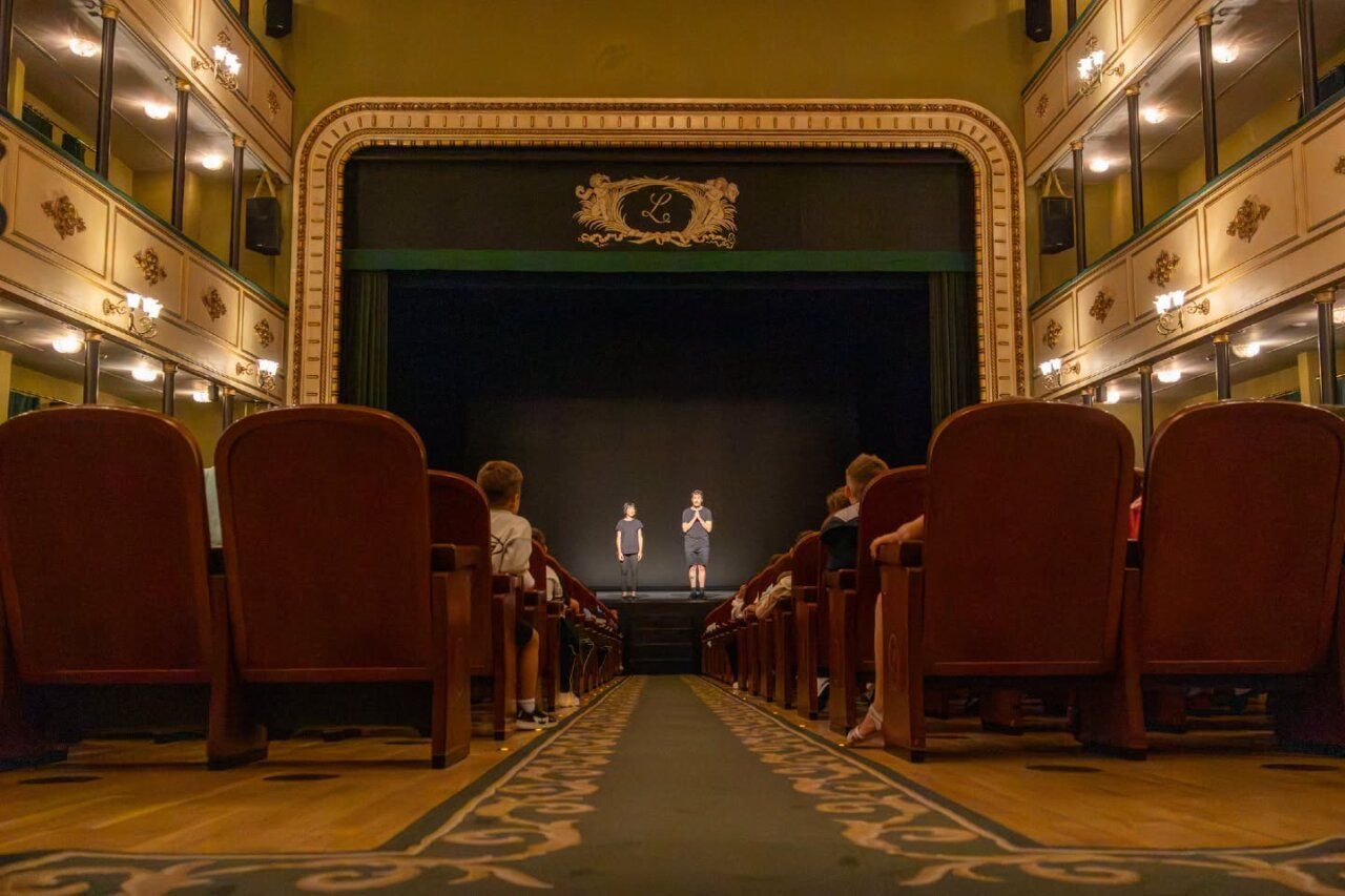 Espectáculo teatral con escolares en un teatro durante la Semana de la Movilidad