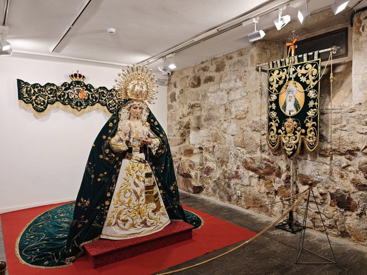Estatua de la Virgen en la exposición de Semana Santa en Salamanca