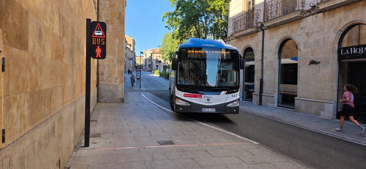 Autobús girando en la calle San Pablo con señalización de seguridad
