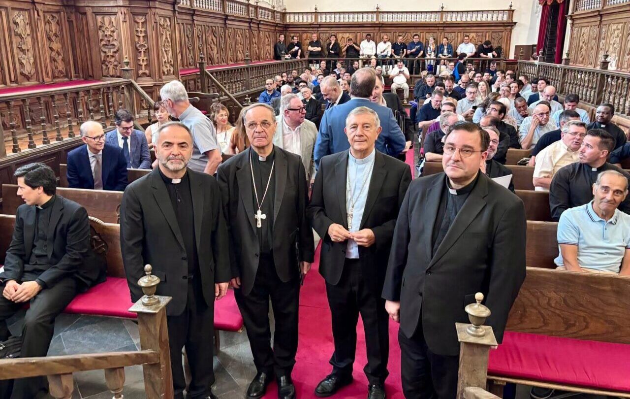 Inauguración del XXI Simposio de Derecho Canónico en Salamanca con varios participantes