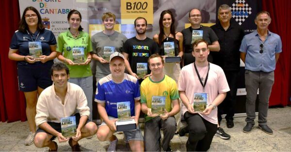 Javier Recio y otros participantes en el campeonato de ajedrez