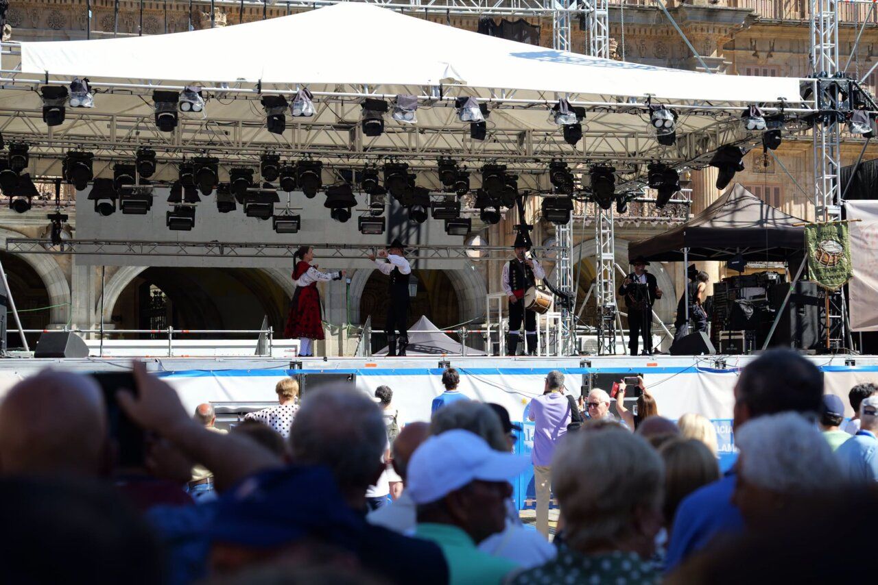 Actuación de músicos con trajes tradicionales en Salamanca