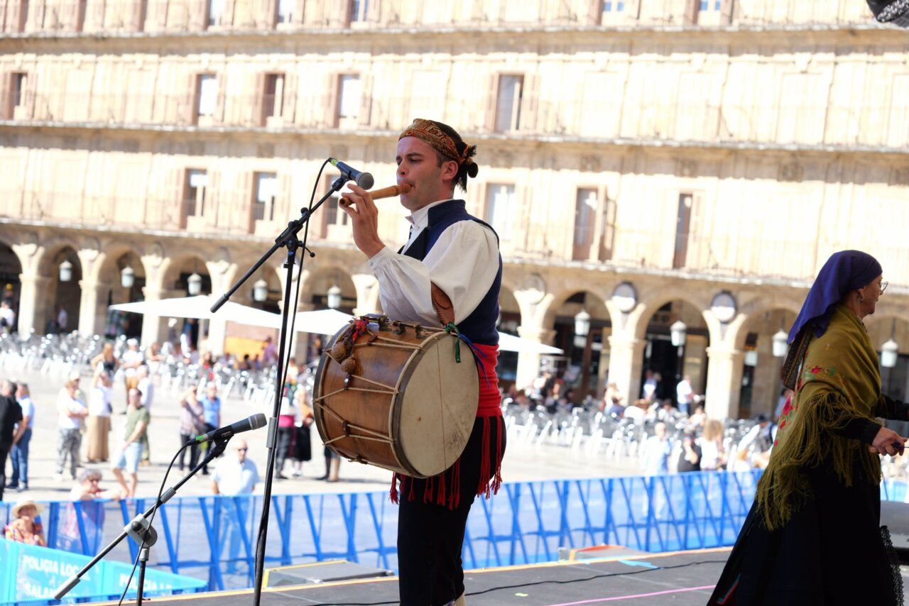 Músico tocando flauta y tambor en un evento cultural