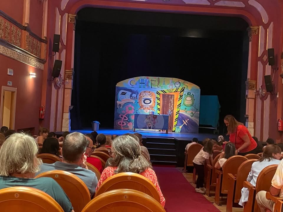 Escenario del Teatro de Alba de Tormes durante la obra Chiflados
