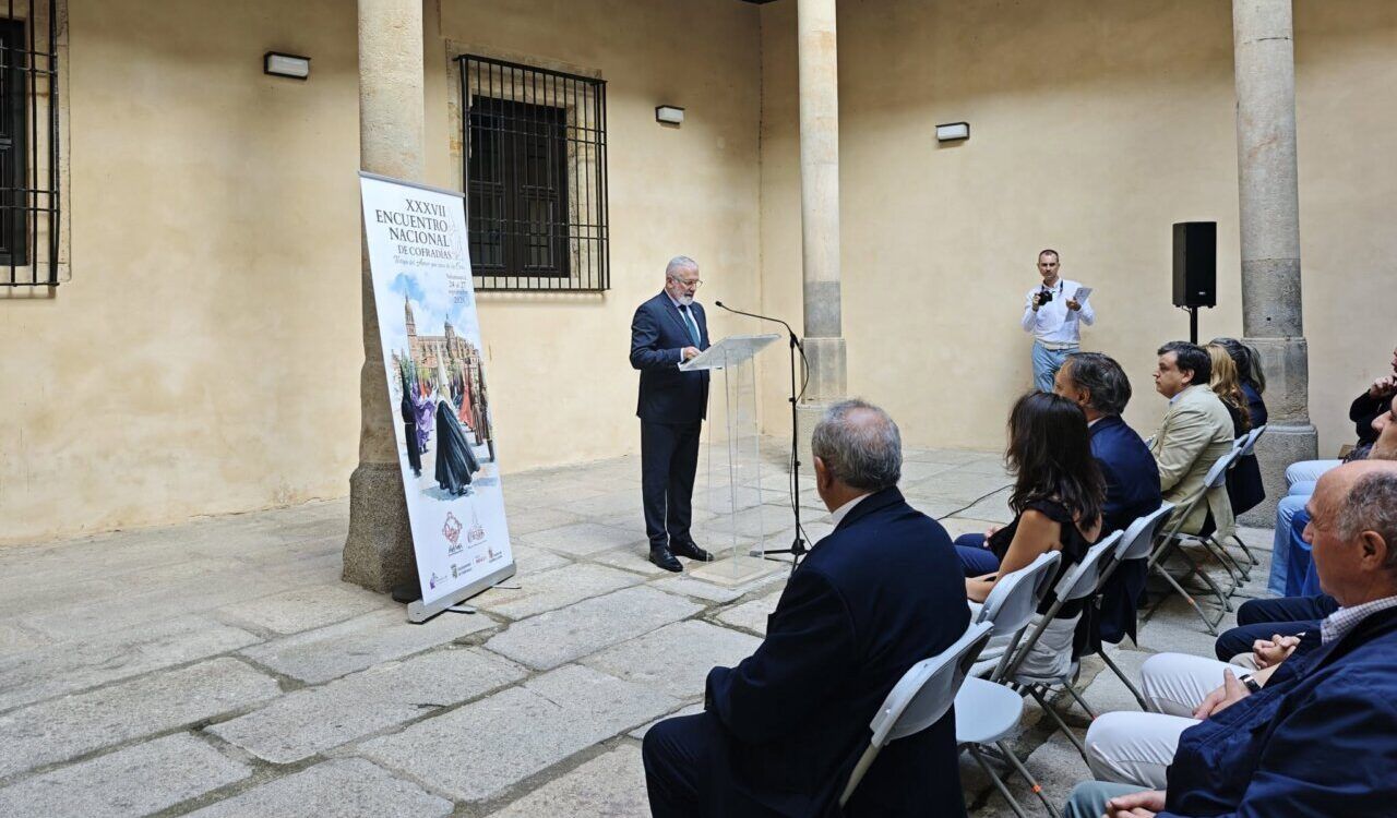 Evento en la Torre de los Anaya con orador y público atento
