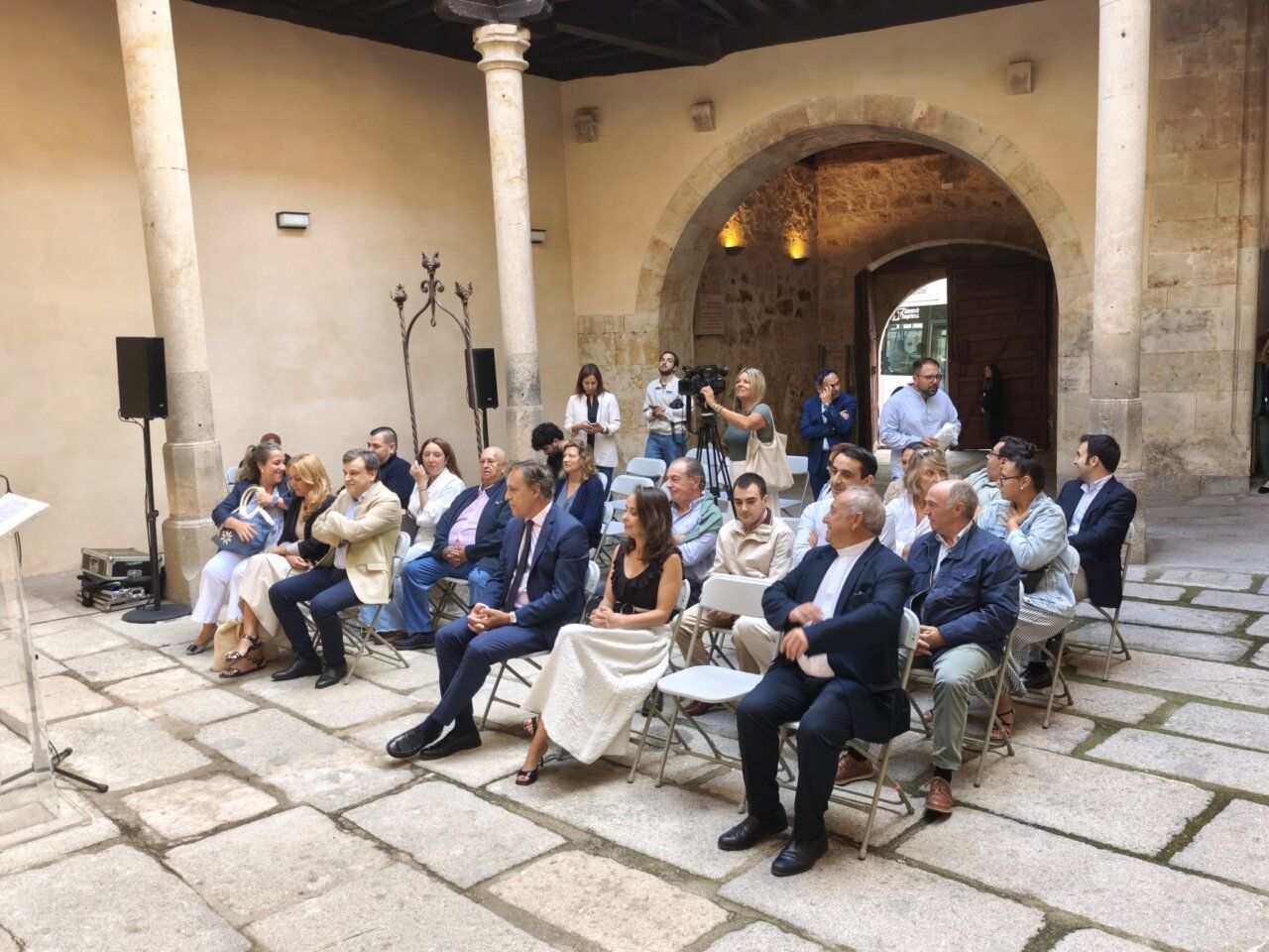 Evento en el patio de la Torre de los Anaya con asistentes sentados.