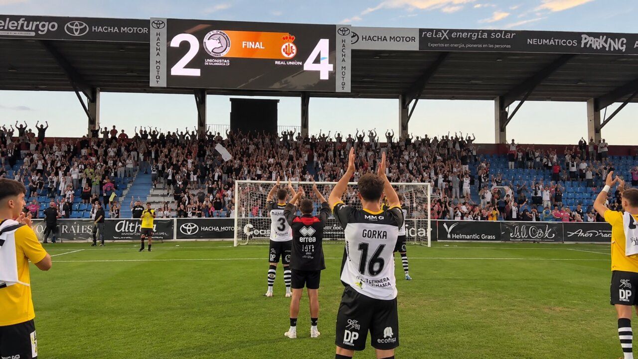 Jugadores de Unionistas CF saludan a la afición tras el partido contra Real Unión