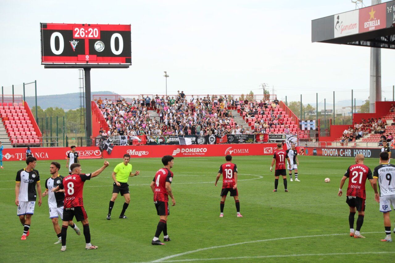 Jugadores de Unionistas y Mirandés en el estadio de Anduva durante un partido