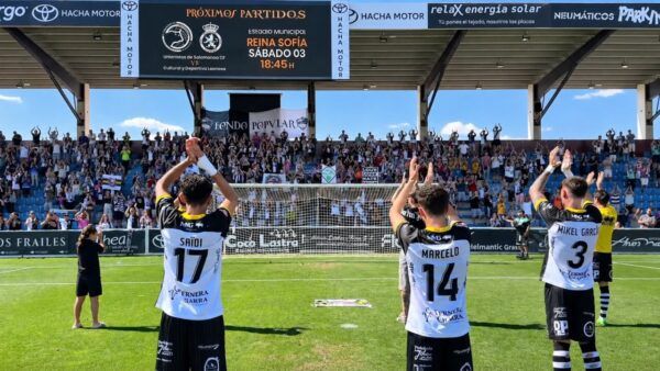 Jugadores de Unionistas CF celebrando con la afición tras la victoria