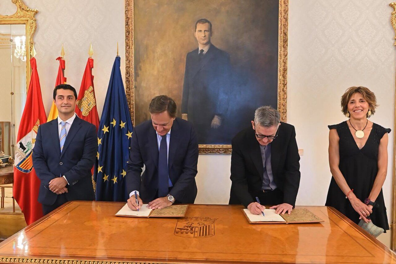 Inauguración del XXI Simposio de Derecho Canónico en Salamanca con varios participantes.