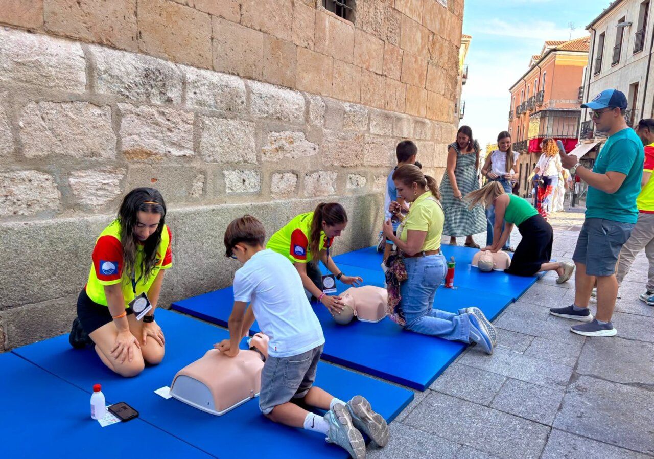 Participantes aprendiendo maniobras de primeros auxilios en Salamanca