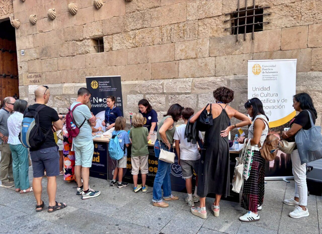 Personas participando en actividades de divulgación científica en Salamanca