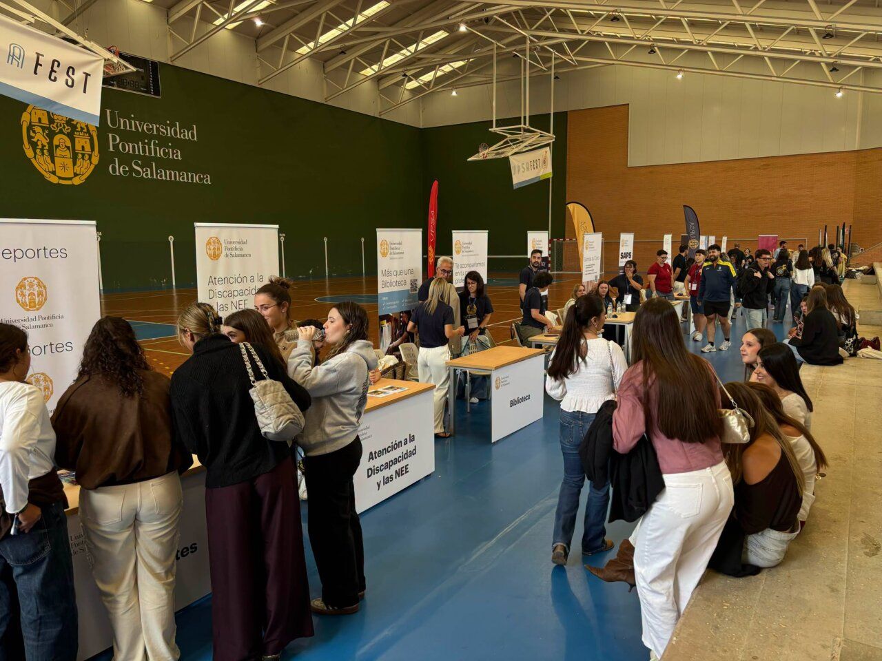 Estudiantes en UPSAFest en la Universidad Pontificia de Salamanca