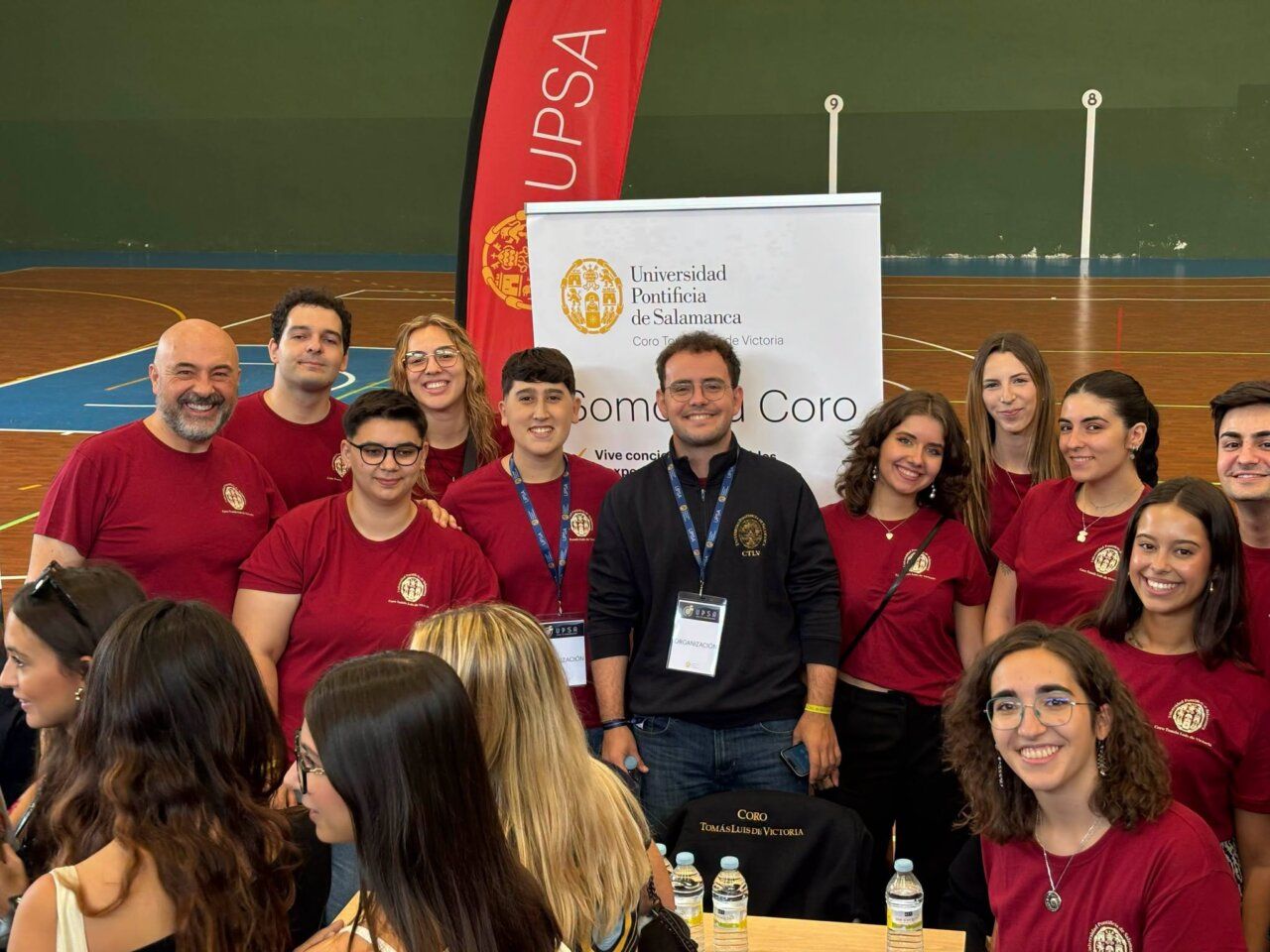 Grupo de estudiantes en UPSAFest en Salamanca con camisetas rojas
