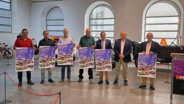Presentación del V Concurso de Elegancia en Salamanca con varios participantes