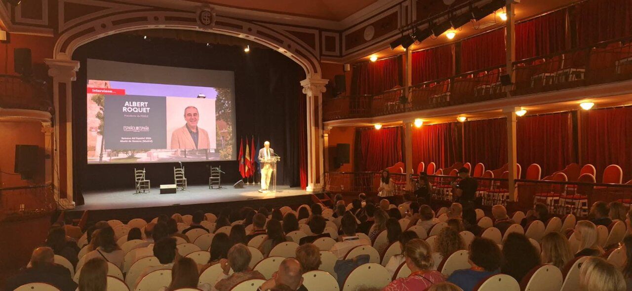 Evento de la V Semana del Español en Alcalá de Henares con público asistente