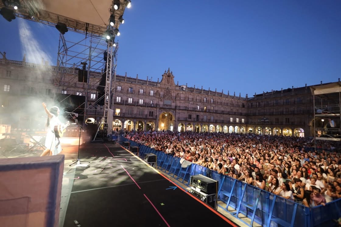 Valeria Castro actuando en la Plaza Mayor de Salamanca ante un gran público