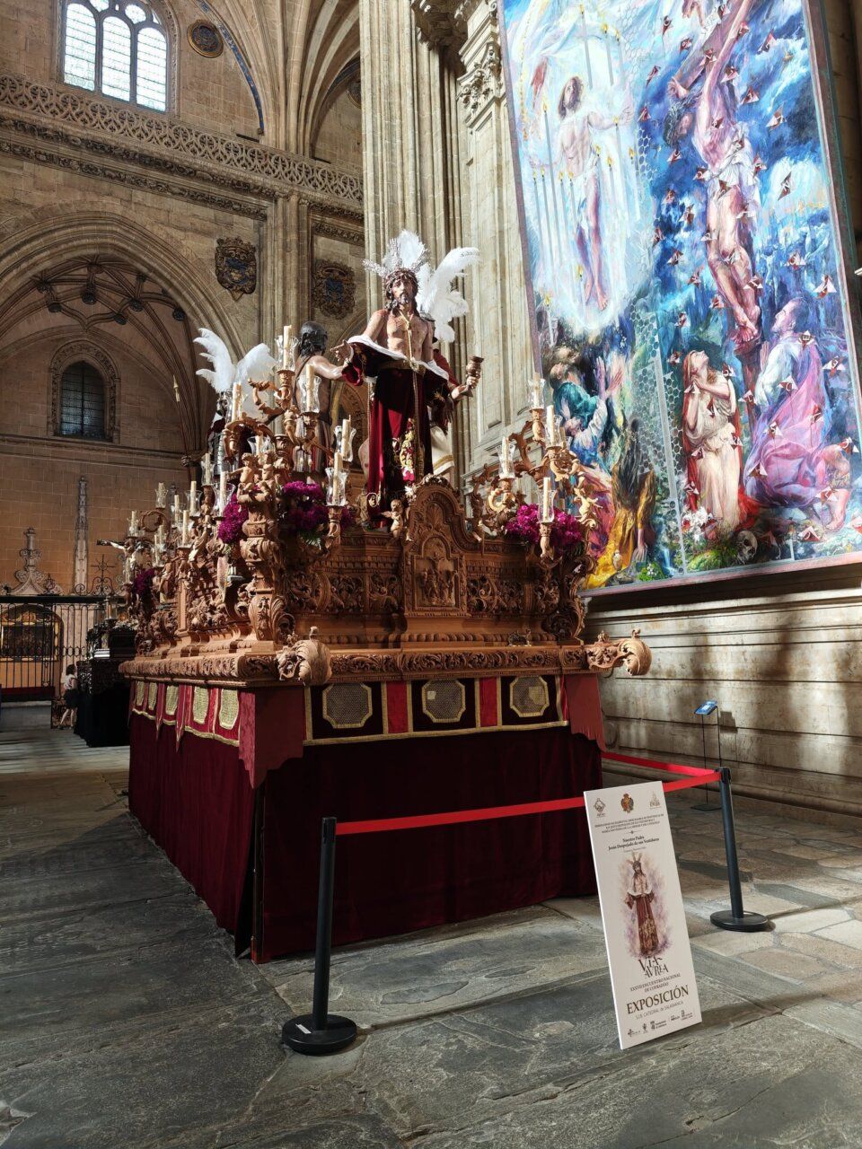 Exposición Vía Áurea en la Catedral de Salamanca con un paso religioso