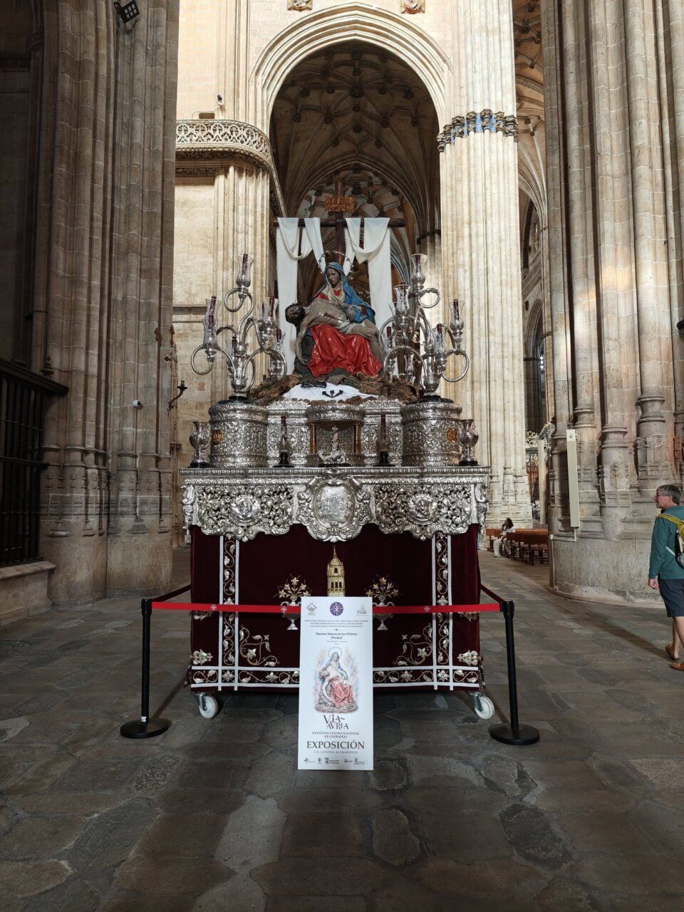 Exposición Vía Áurea en la Catedral de Salamanca con largas colas de visitantes.