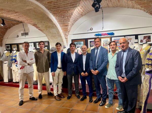 Grupo de personas en el VII Festival Taurino Domingo López Chaves