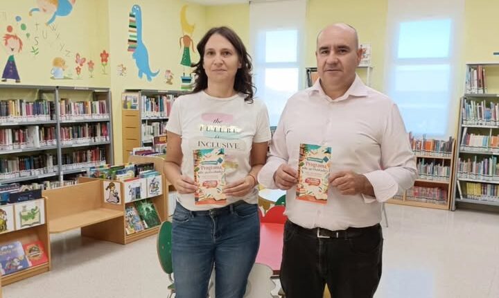 Alcalde y concejala presentan programa de actividades en biblioteca