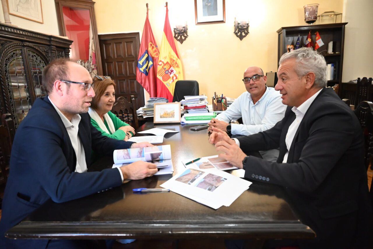 Reunión sobre la intervención en la muralla de Ciudad Rodrigo con autoridades locales.