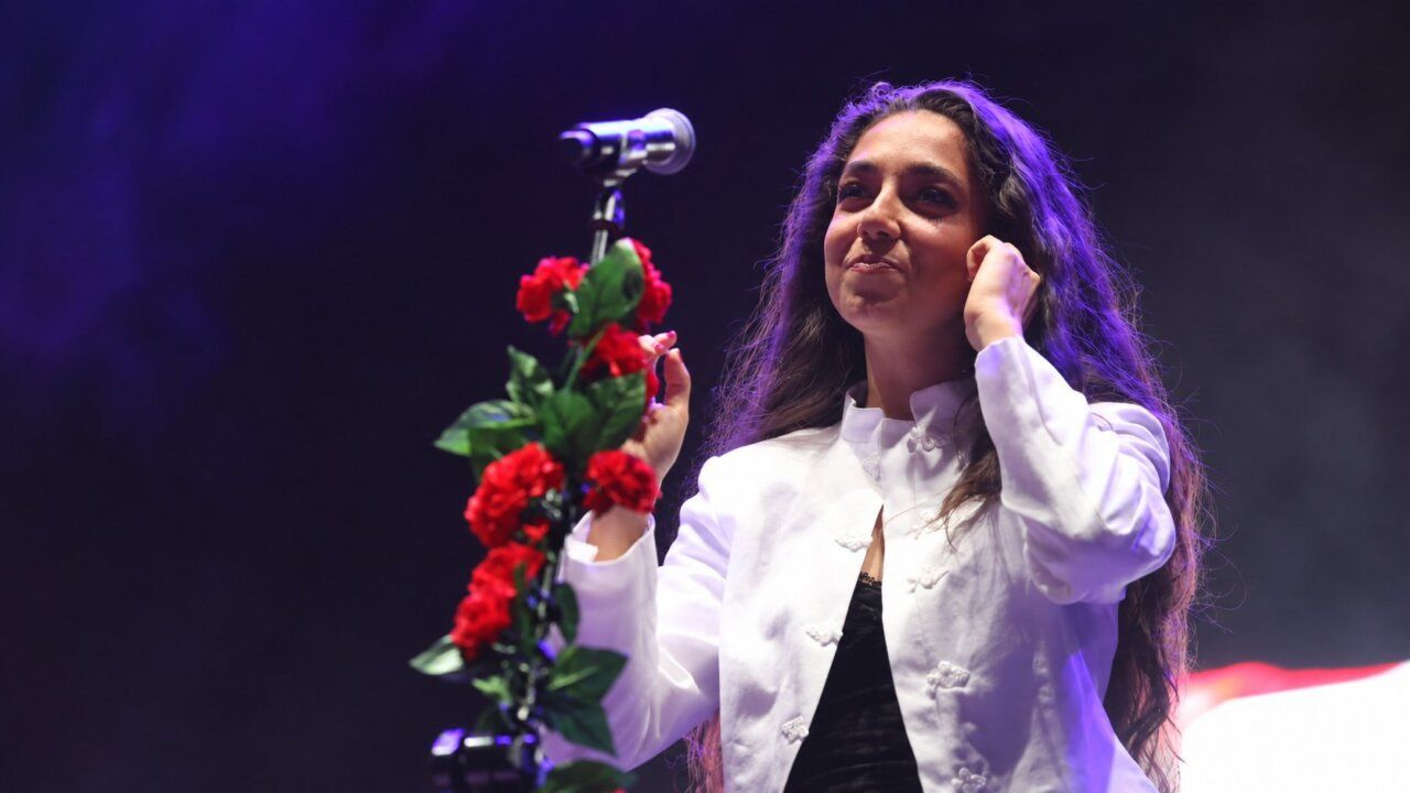 Nereida Sanchón actuando en la Plaza Mayor de Salamanca con flores rojas