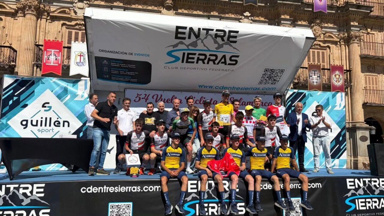 Premiación de la Vuelta Ciclista en Salamanca con ciclistas y organizadores