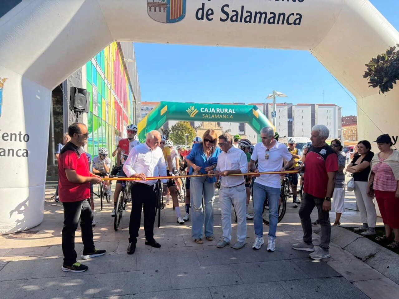 Inauguración de la Vuelta Ciclista en Salamanca con participantes y autoridades