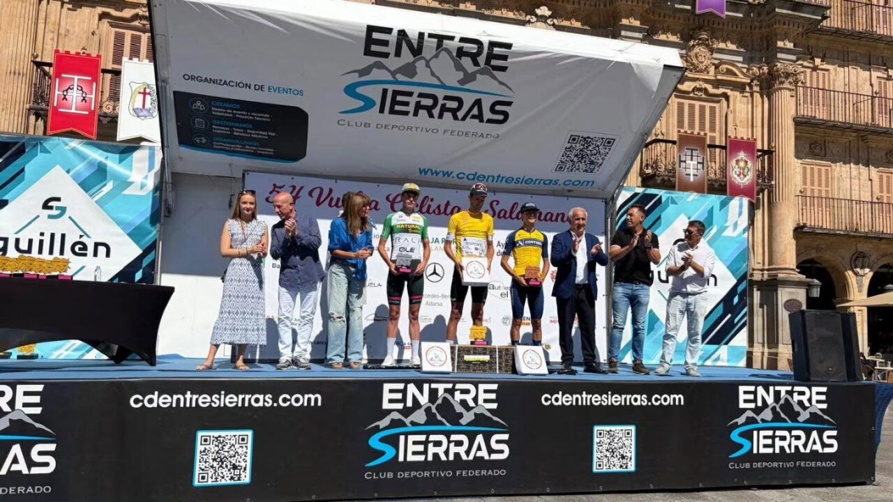 Entrega de premios en la Vuelta Ciclista en Salamanca con ganadores