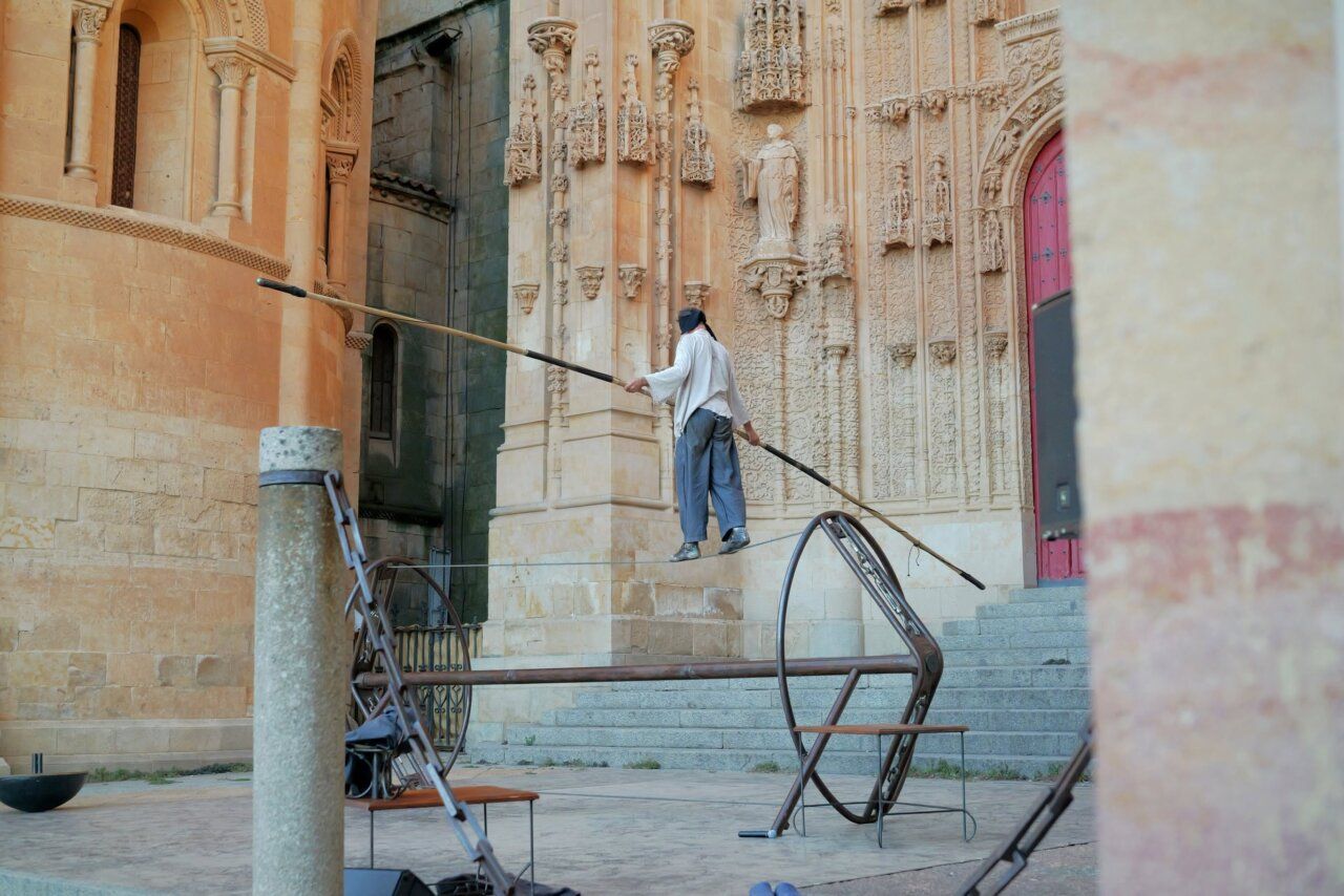 Artista realizando acrobacias en el XX Festival de Artes de Calle en Salamanca