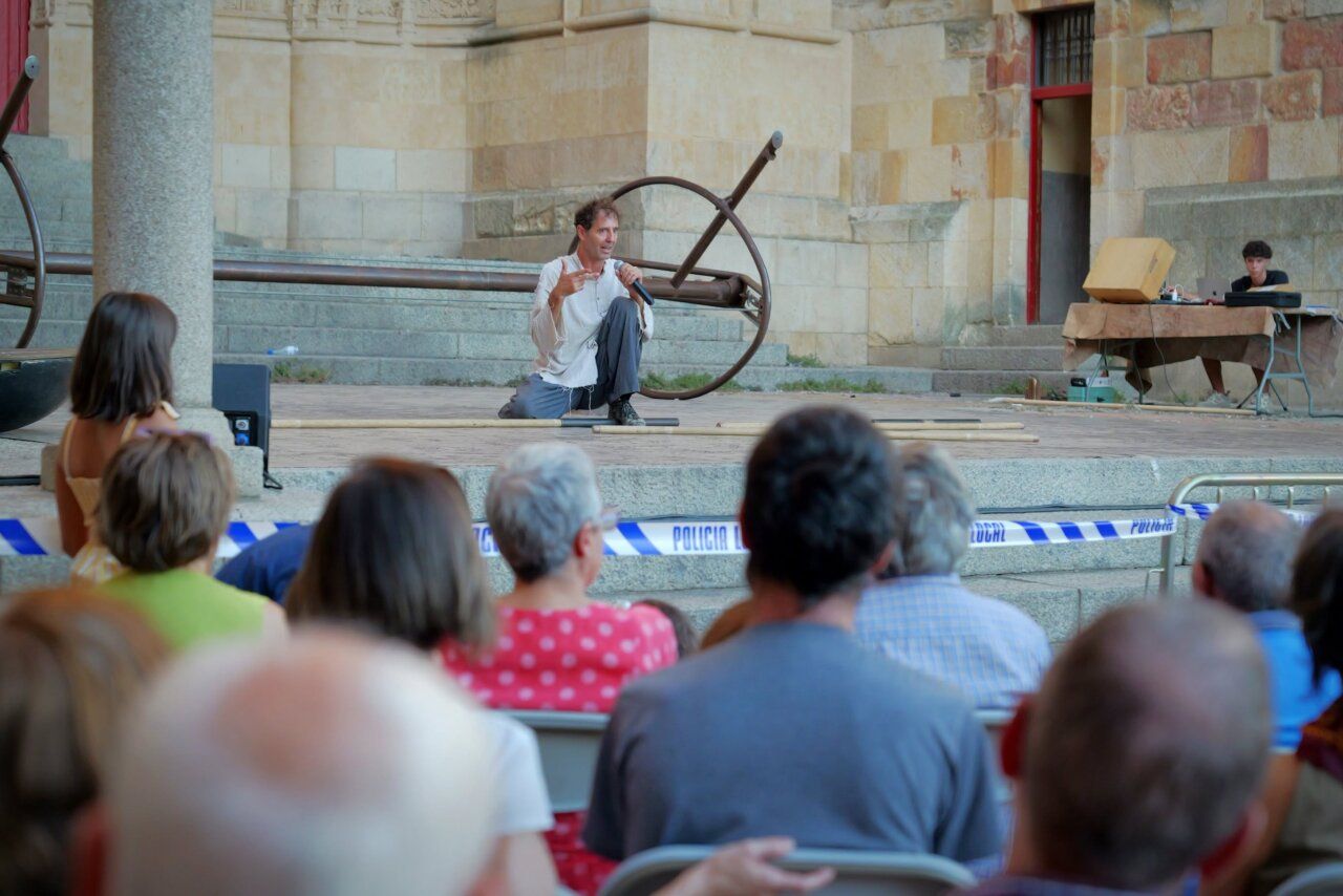 Artista actuando en el XX Festival de Artes de Calle en Salamanca
