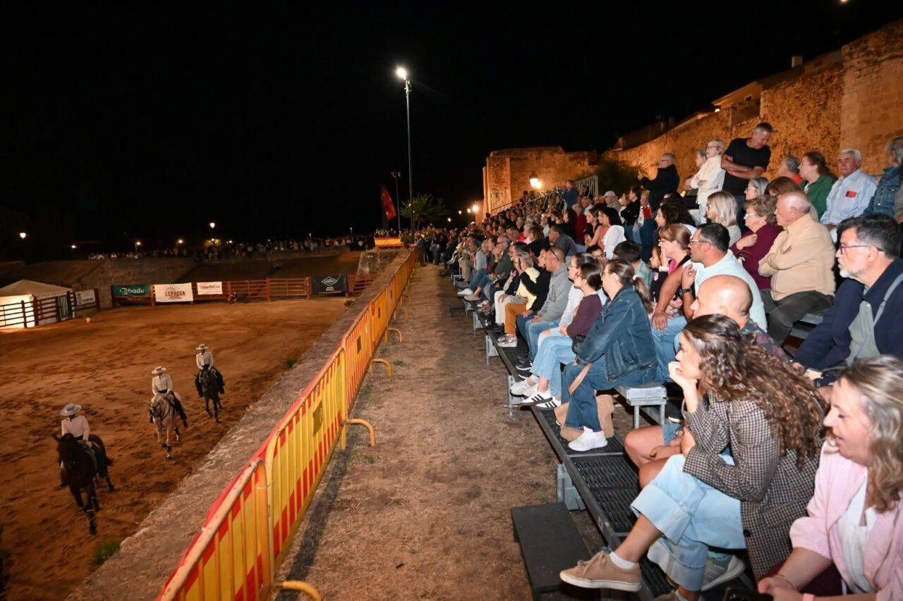 Espectadores disfrutando de la XXV Feria del Caballo en Ciudad Rodrigo