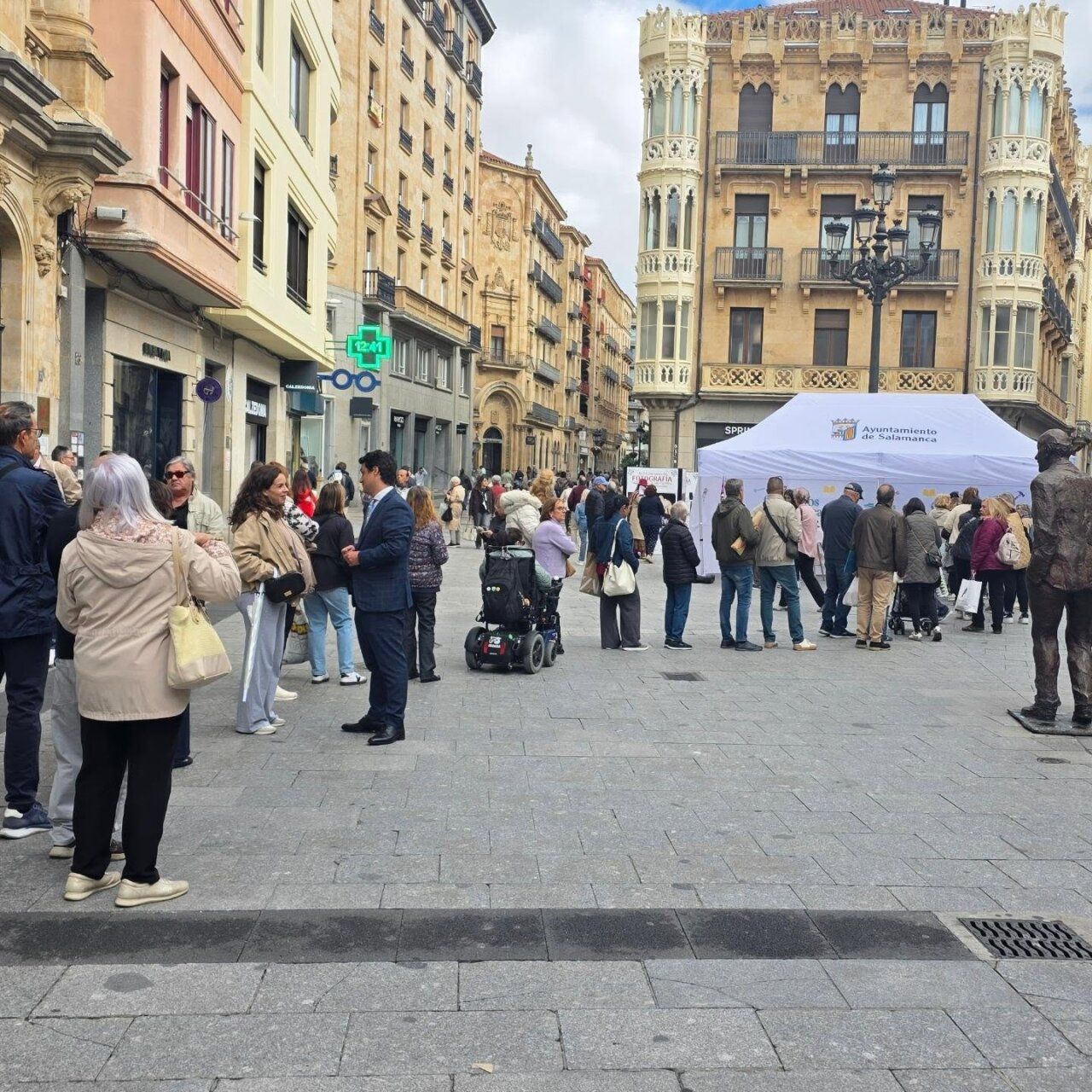 Largas colas de personas en Salamanca para obtener totebags