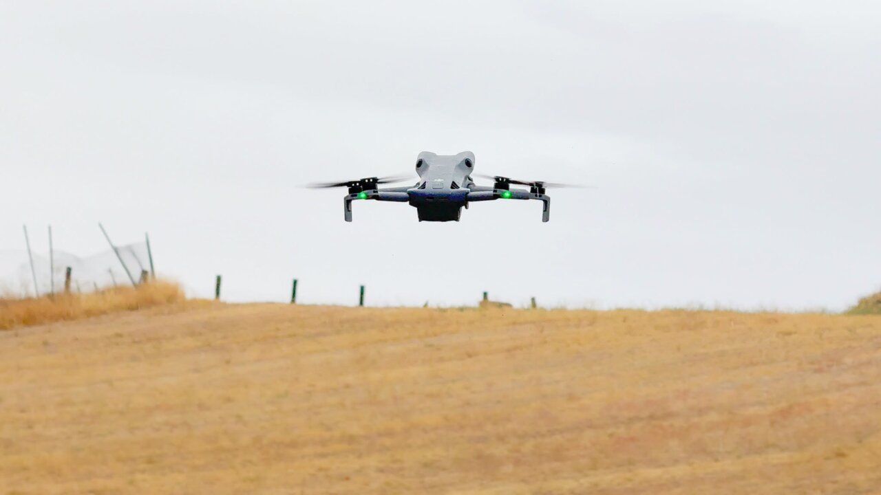 Dron volando sobre un campo en Salamanca para vigilancia