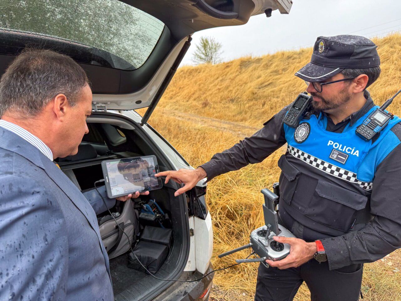 Policía local de Salamanca utilizando un dron para vigilancia