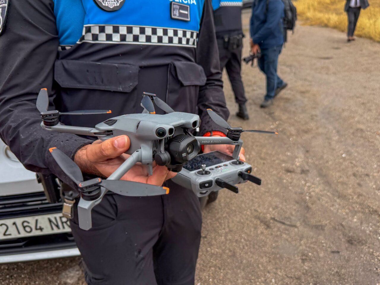 Policía local sosteniendo un dron para vigilancia en Salamanca