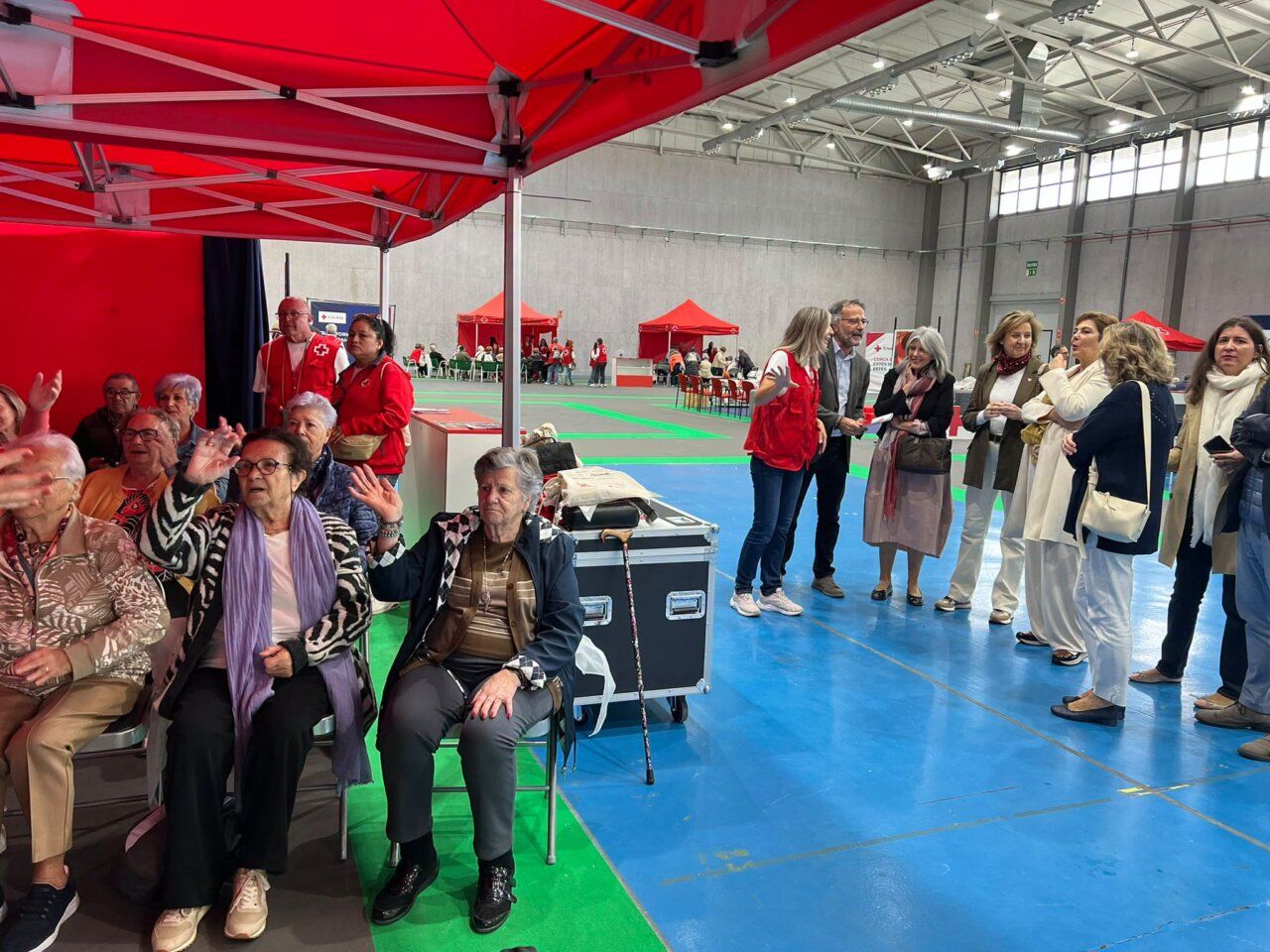 Personas mayores participando en un encuentro sobre tecnología en Salamanca.