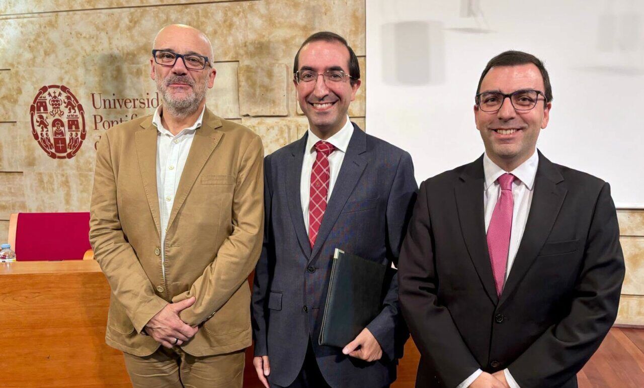 Tres hombres posando en la inauguración de un diploma sobre abuso psicológico y sectas.