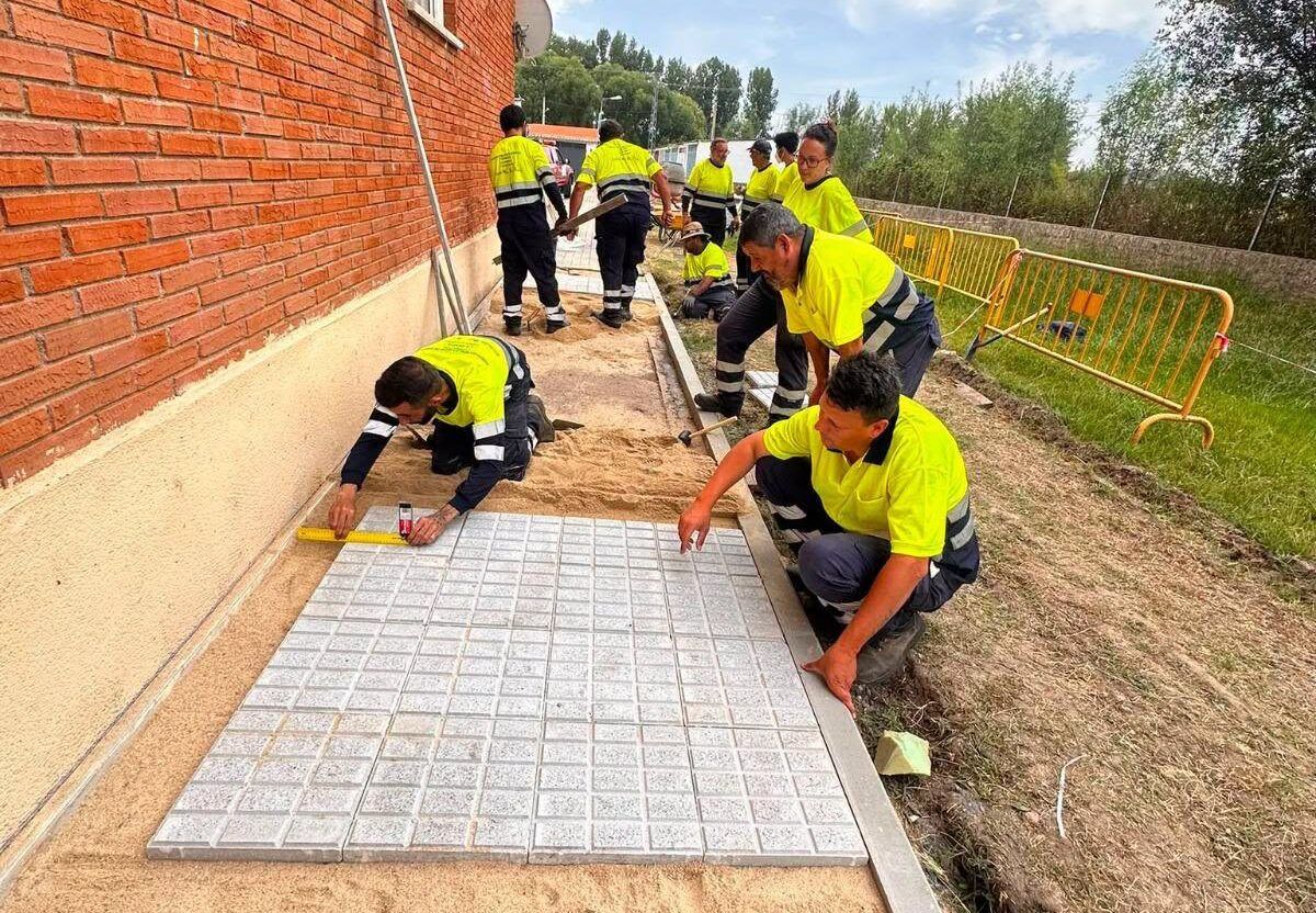 Alumnado trabajando en la mejora de aceras en Ciudad Rodrigo