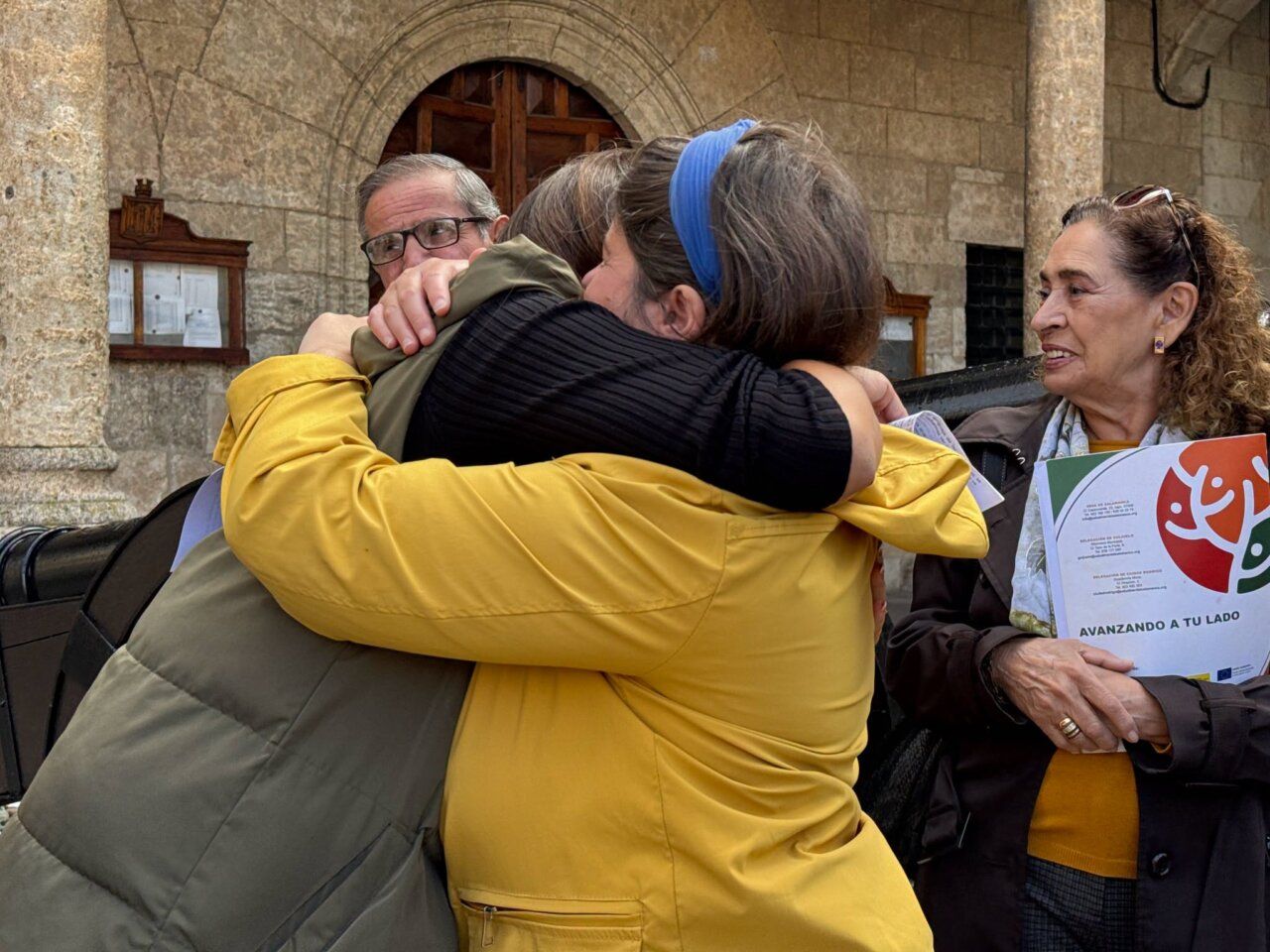 Personas abrazándose durante un evento sobre salud mental en Ciudad Rodrigo