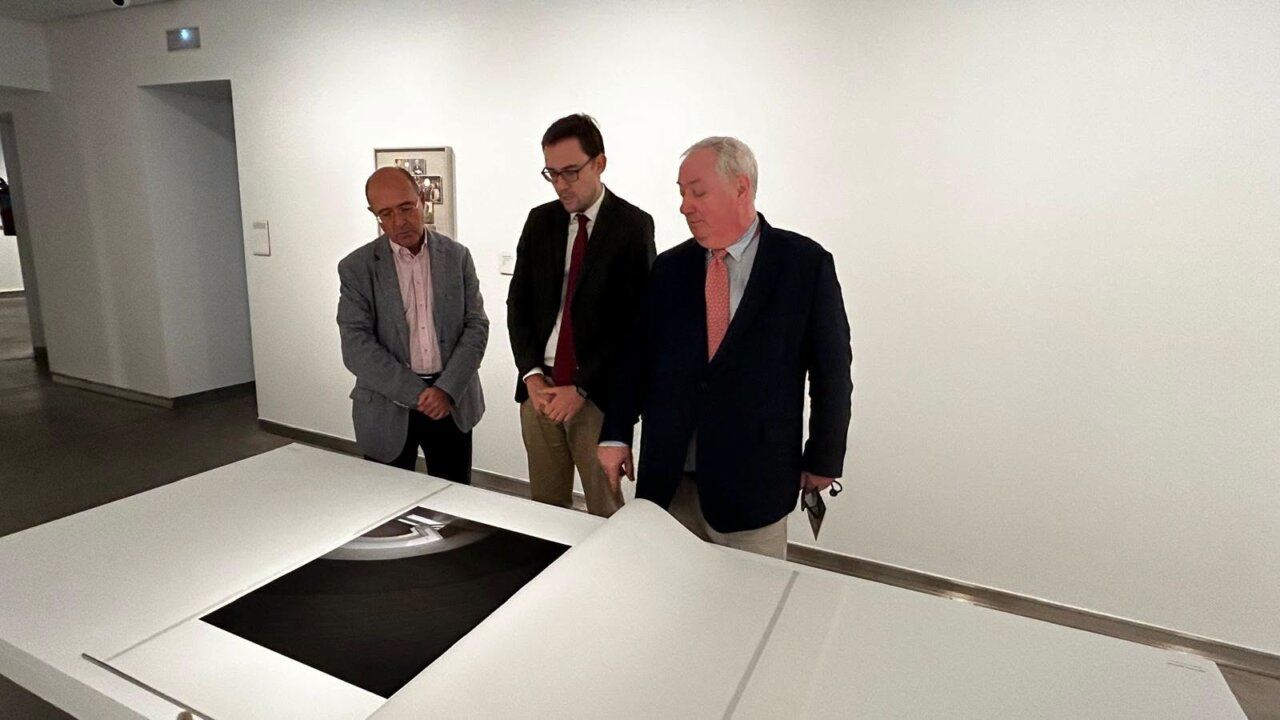 Inauguración de la exposición en el DA2 Domus Artium con visitantes observando obras.