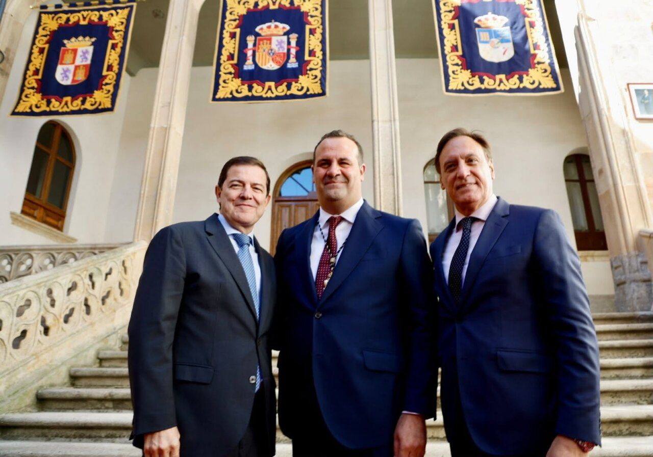 David Mingo junto a otros dos hombres en el Palacio de La Salina