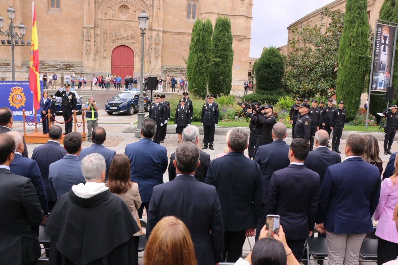 Ceremonia del Día de la Policía Nacional en Salamanca con agentes y autoridades presentes.