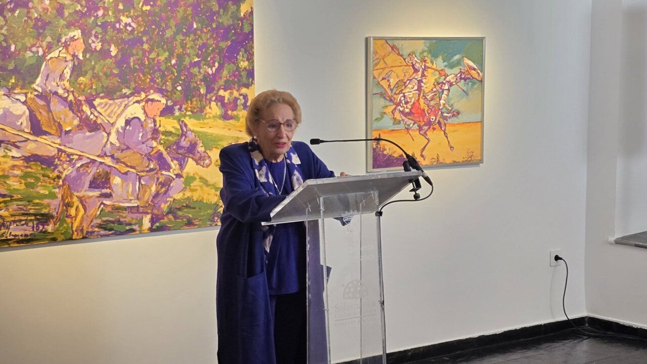 Mujer hablando en una exposición sobre El Quijote en Salamanca
