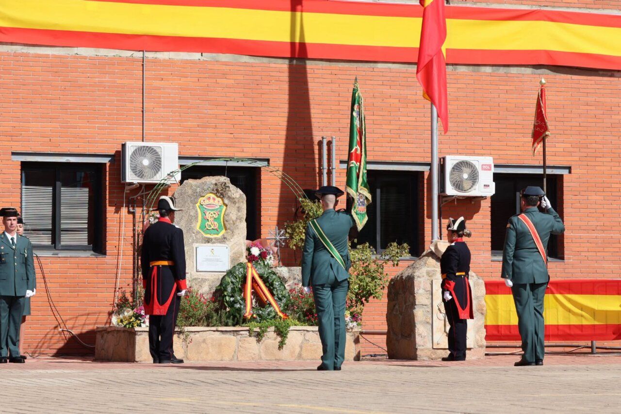 Ceremonia de homenaje a la Guardia Civil en Salamanca con banderas y uniformes.