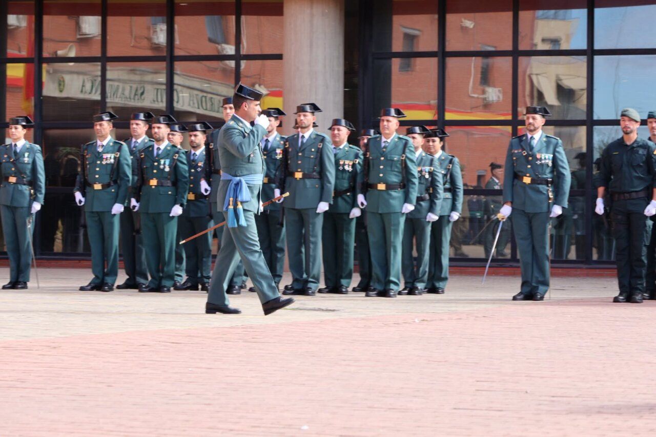 Ceremonia de homenaje a la Guardia Civil en Salamanca con varios agentes uniformados.